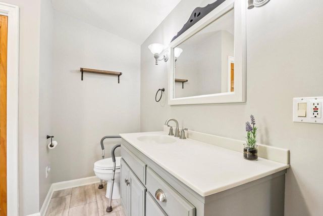S17W32648 Mickle ROAD, Delafield, WI 53018