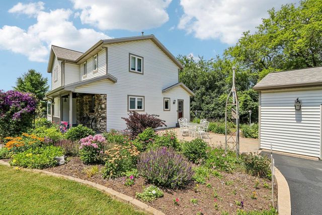 S17W32648 Mickle ROAD, Delafield, WI 53018
