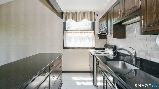 121 Country Squire Drive B, Cromwell, CT 06416