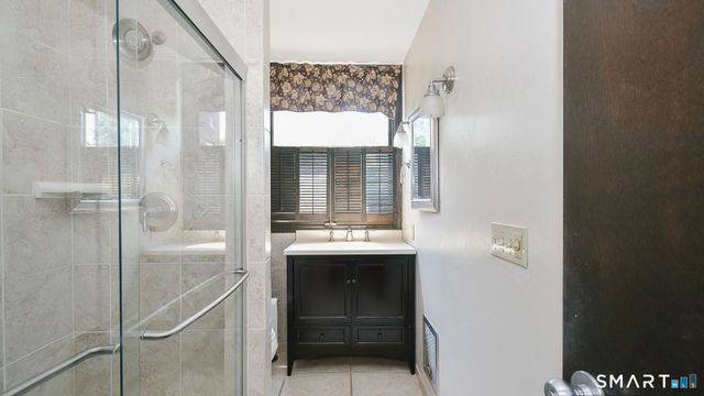 121 Country Squire Drive B, Cromwell, CT 06416