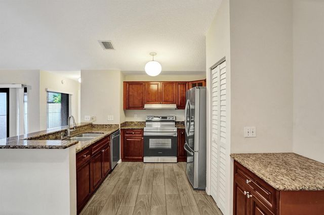 3066 S Oakland Forest Drive 902, Oakland Park, FL 33309