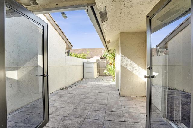 3066 S Oakland Forest Drive 902, Oakland Park, FL 33309