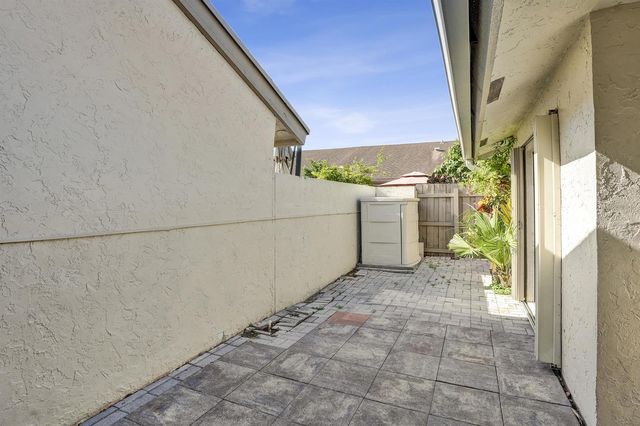 3066 S Oakland Forest Drive 902, Oakland Park, FL 33309