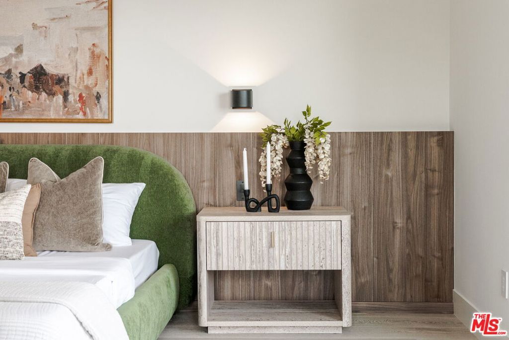 Image 14 of property listing at 2380 Venus Drive, Los Angeles, CA 90046