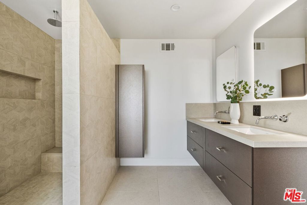 Image 15 of property listing at 2380 Venus Drive, Los Angeles, CA 90046