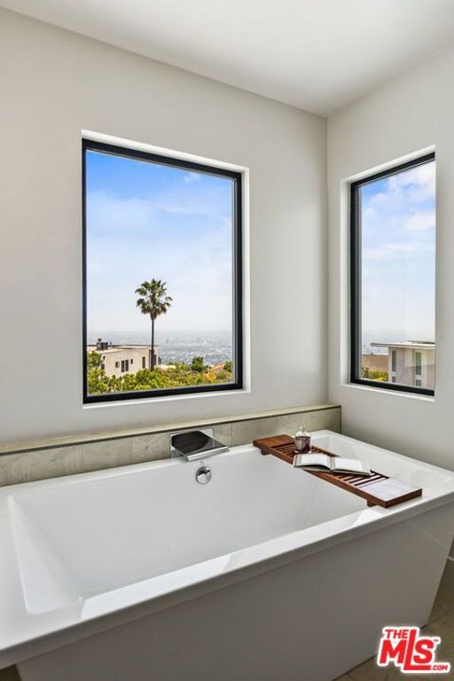 Image 16 of property listing at 2380 Venus Drive, Los Angeles, CA 90046