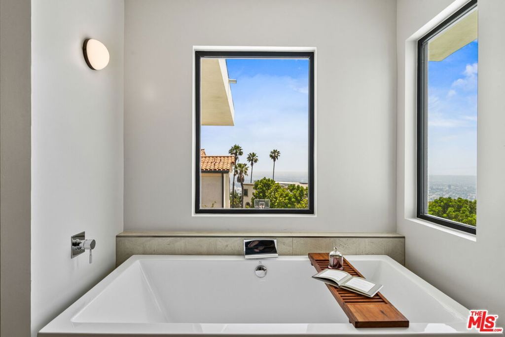 Image 17 of property listing at 2380 Venus Drive, Los Angeles, CA 90046