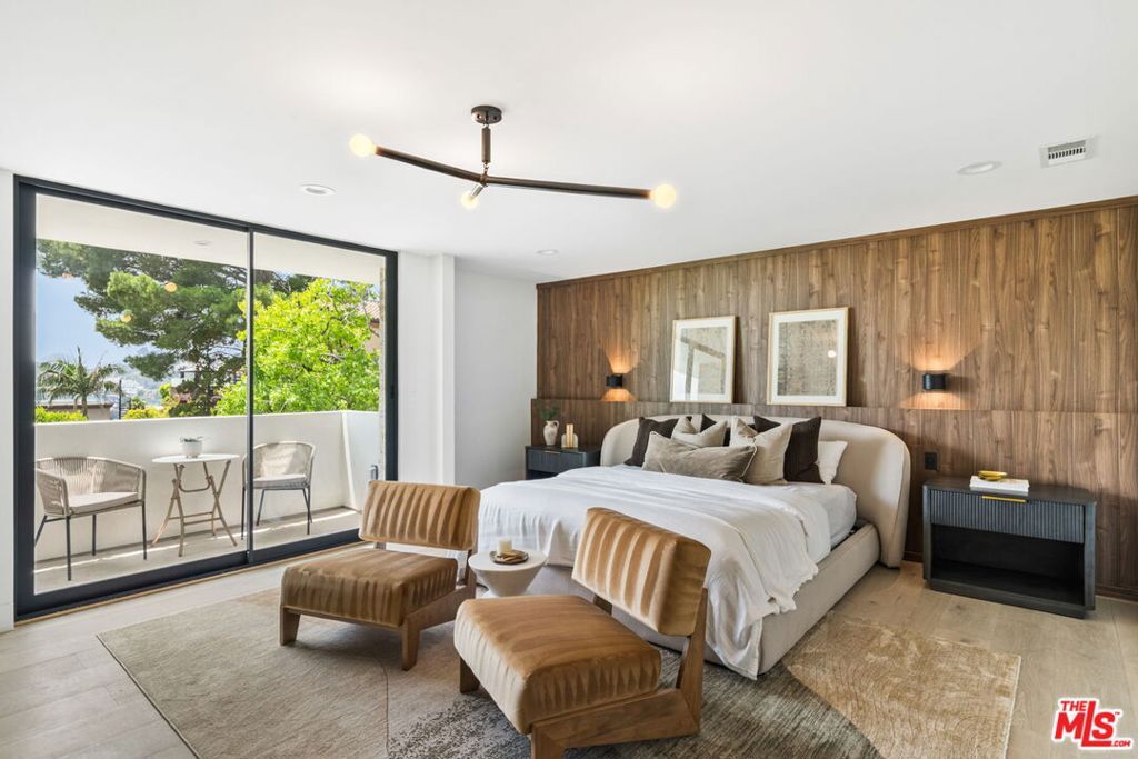 Image 20 of property listing at 2380 Venus Drive, Los Angeles, CA 90046