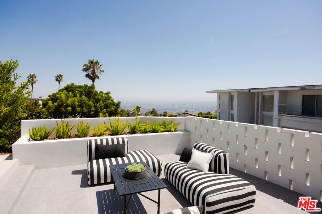 Image 27 of property listing at 2380 Venus Drive, Los Angeles, CA 90046