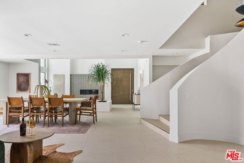 Image 5 of property listing at 2380 Venus Drive, Los Angeles, CA 90046