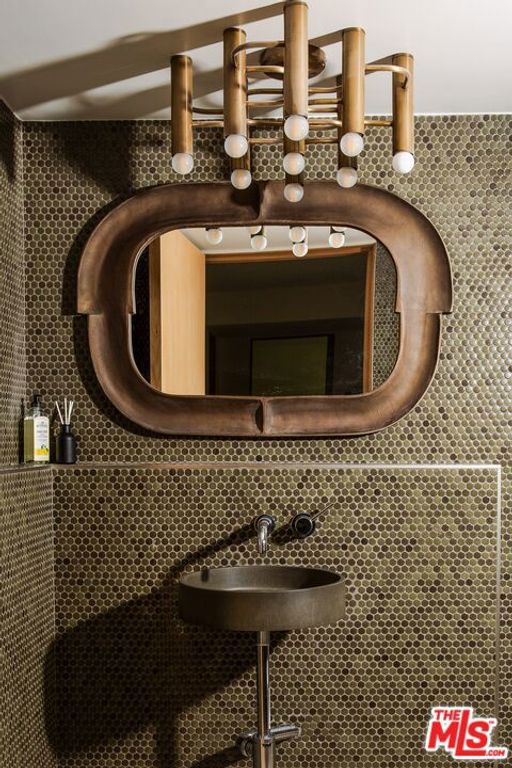 Image 6 of property listing at 2380 Venus Drive, Los Angeles, CA 90046