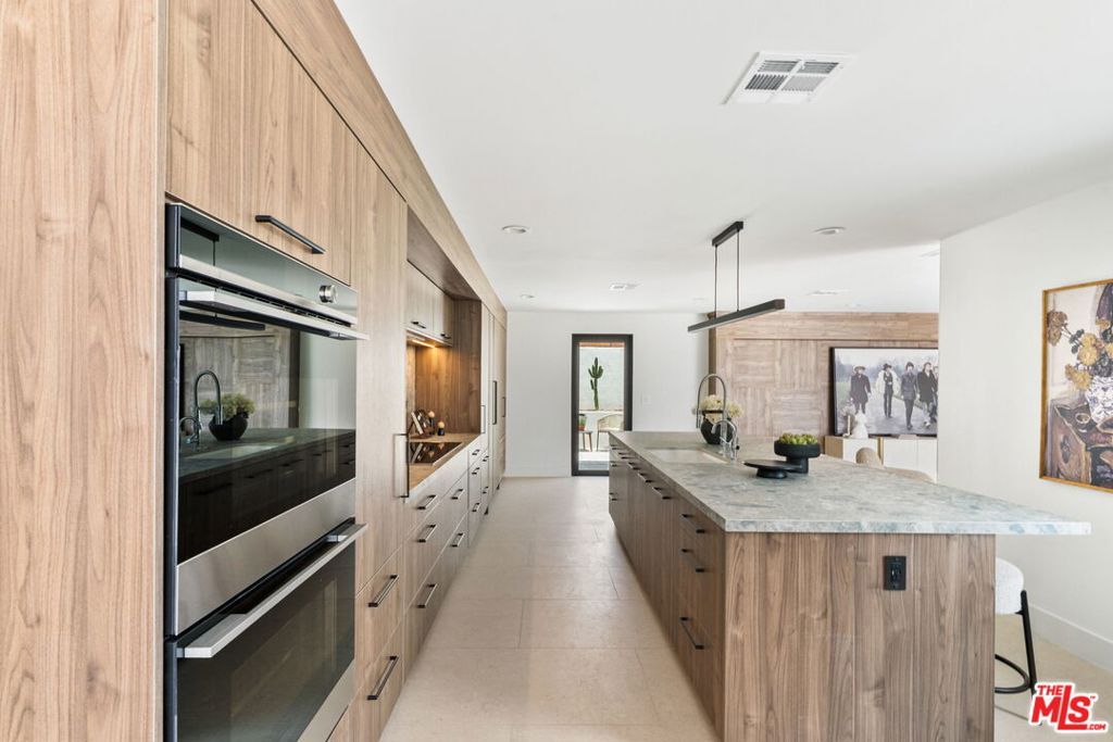 Image 8 of property listing at 2380 Venus Drive, Los Angeles, CA 90046