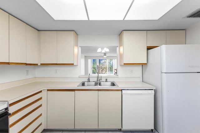 3076 EASTLAND BOULEVARD 404, Clearwater, FL 33761