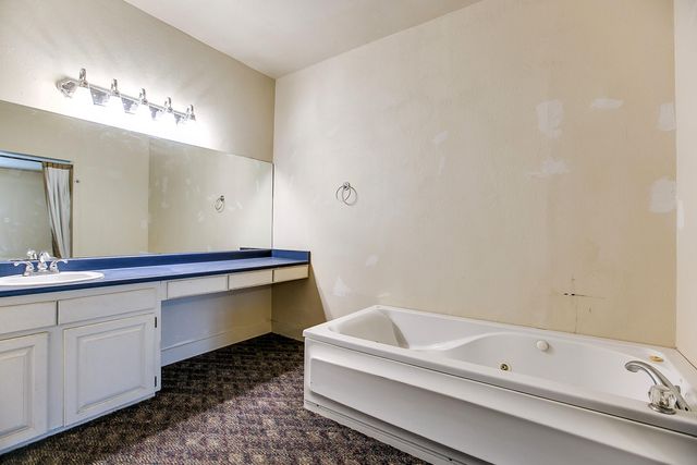 127 W Ave B, San Angelo, TX 76903