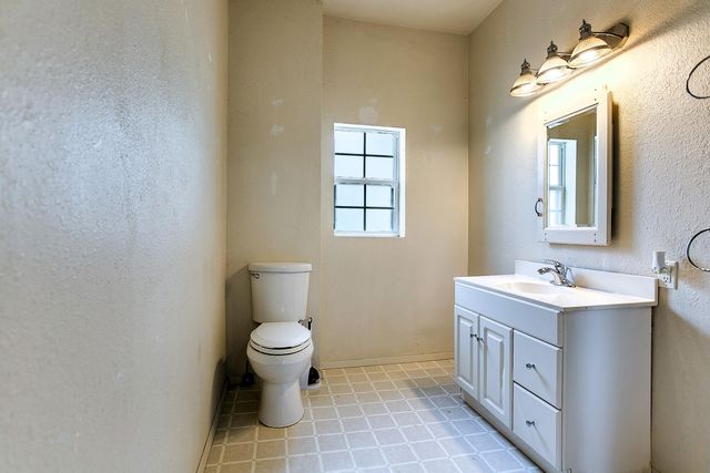 127 W Ave B, San Angelo, TX 76903