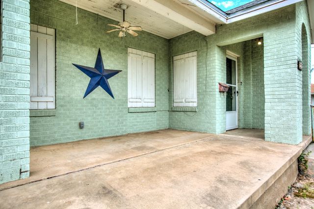 127 W Ave B, San Angelo, TX 76903