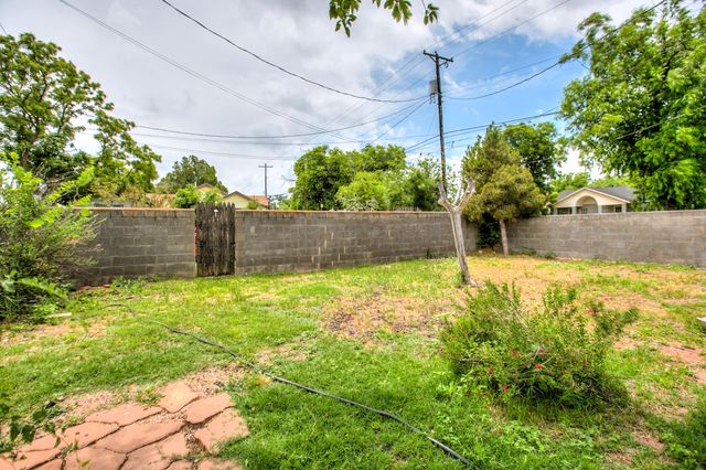 127 W Ave B, San Angelo, TX 76903