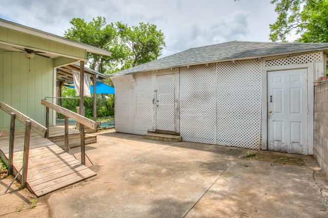 127 W Ave B, San Angelo, TX 76903