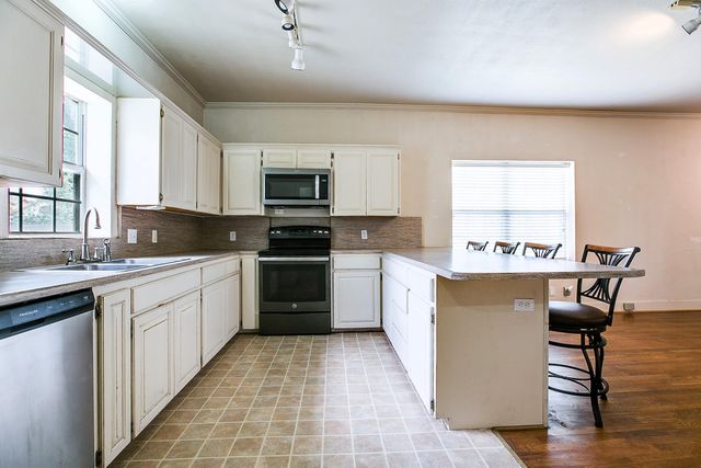 127 W Ave B, San Angelo, TX 76903