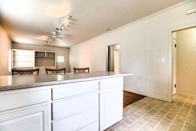 127 W Ave B, San Angelo, TX 76903