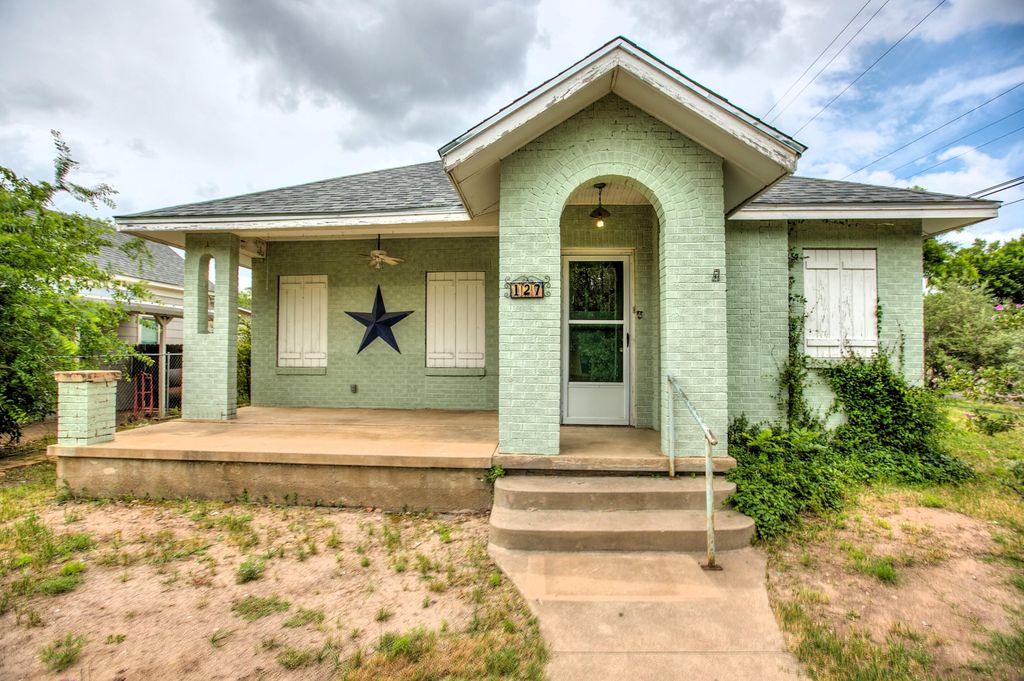 127 W Ave B, San Angelo, TX 76903