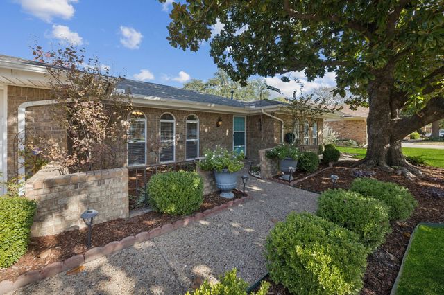 816 Donna Drive, Hurst, TX 76053