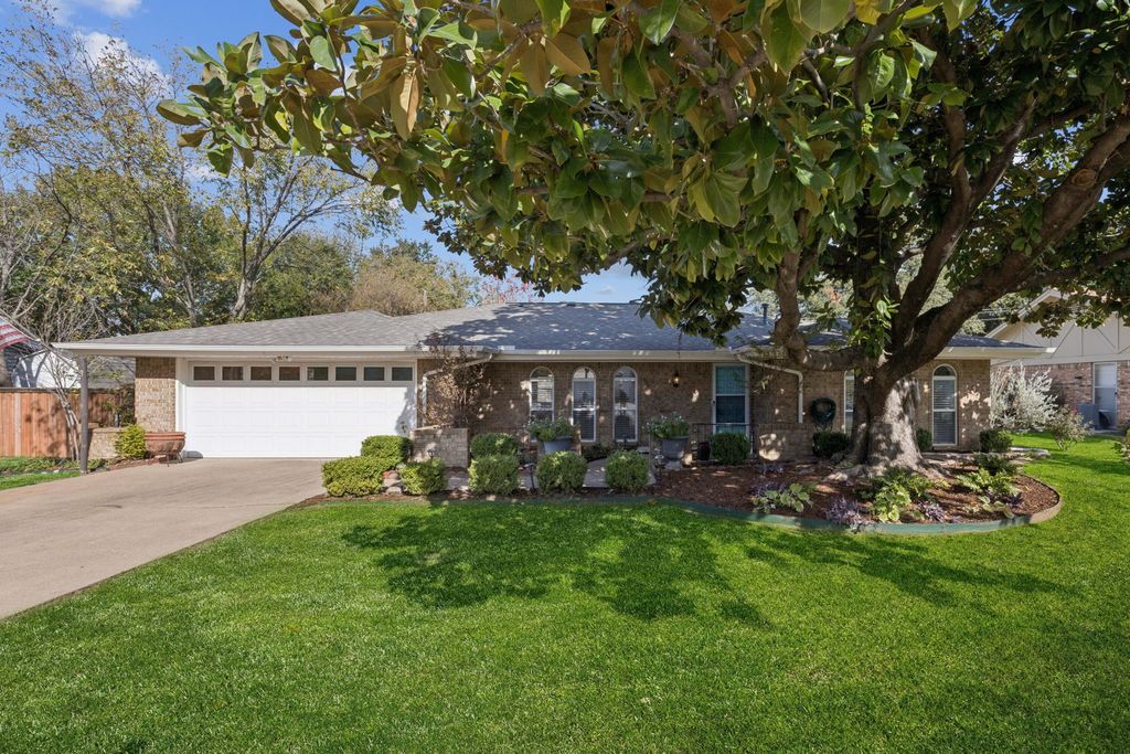 816 Donna Drive, Hurst, TX 76053