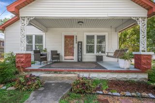 909 W 1st St, Dickson, TN 37055