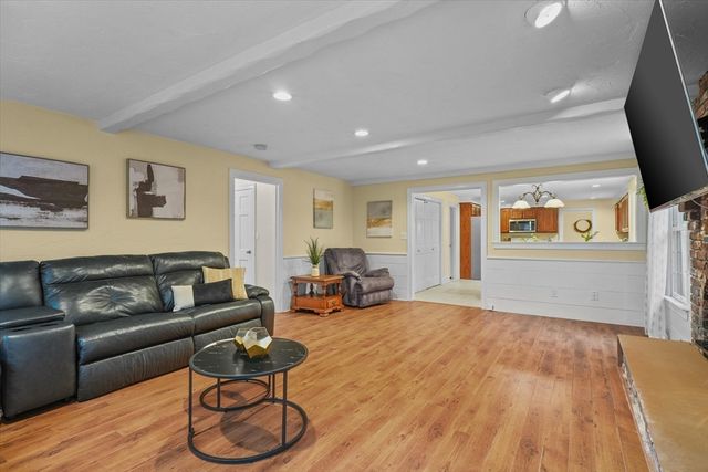 10 Woodchuck Lane, North Andover, MA 01845
