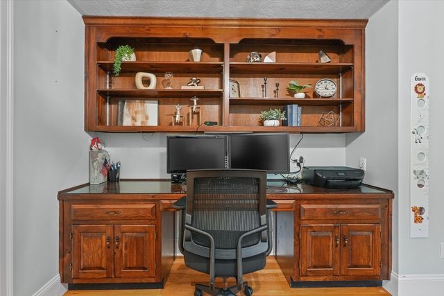 10 Woodchuck Lane, North Andover, MA 01845