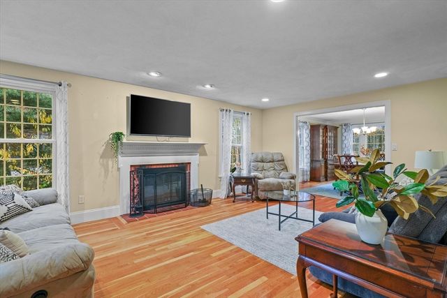 10 Woodchuck Lane, North Andover, MA 01845