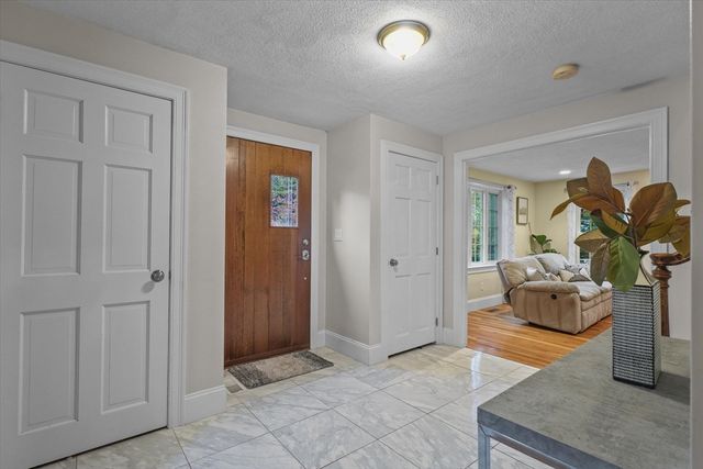 10 Woodchuck Lane, North Andover, MA 01845