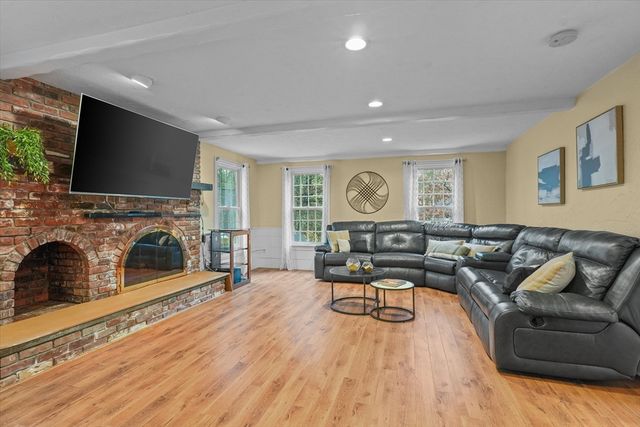 10 Woodchuck Lane, North Andover, MA 01845