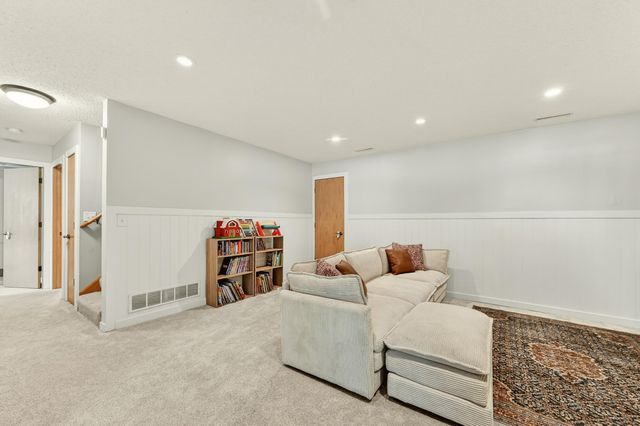 5867 Kingsbury Drive NW, Rochester, MN 55901