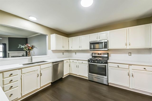 911 Woodfern Glen Lane, Pearland, TX 77584