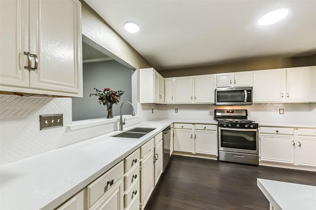 911 Woodfern Glen Lane, Pearland, TX 77584