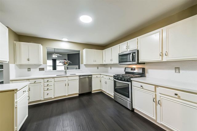 911 Woodfern Glen Lane, Pearland, TX 77584