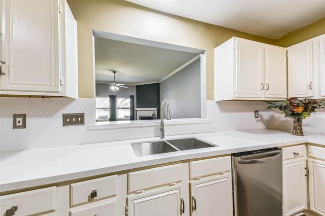 911 Woodfern Glen Lane, Pearland, TX 77584