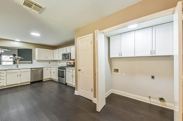 911 Woodfern Glen Lane, Pearland, TX 77584