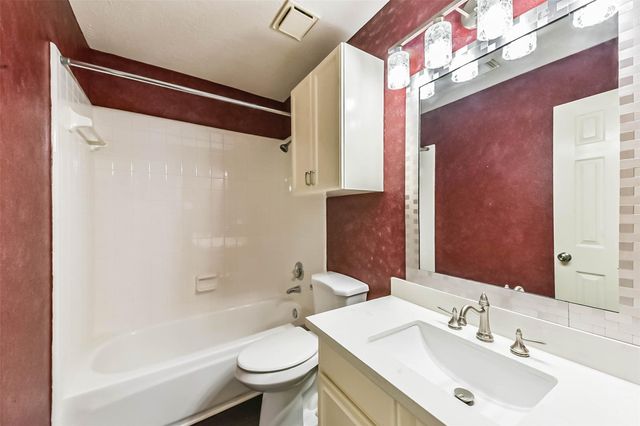 911 Woodfern Glen Lane, Pearland, TX 77584