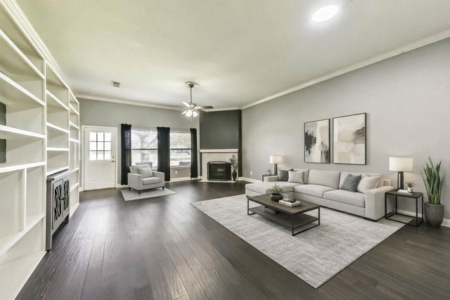 911 Woodfern Glen Lane, Pearland, TX 77584