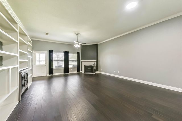 911 Woodfern Glen Lane, Pearland, TX 77584