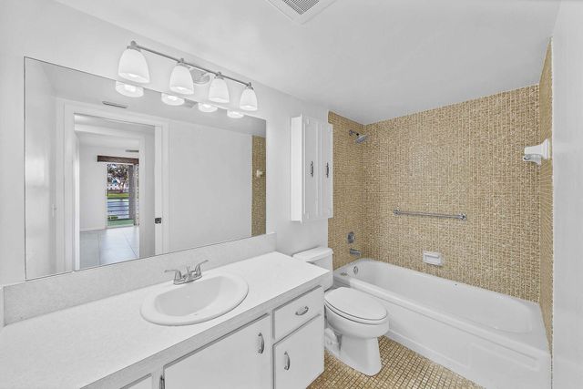 2049 Hythe C, Boca Raton, FL 33434