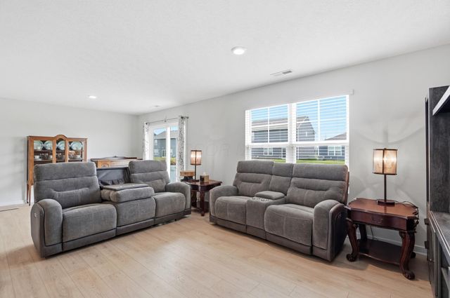 4333 Water Aven Drive, Canal Winchester, OH 43110