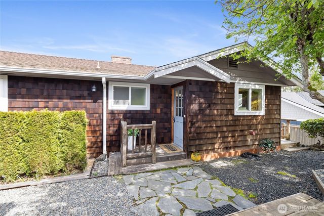 209 Bella Bella Drive, Fox Island, WA 98333