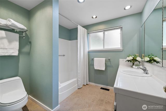209 Bella Bella Drive, Fox Island, WA 98333