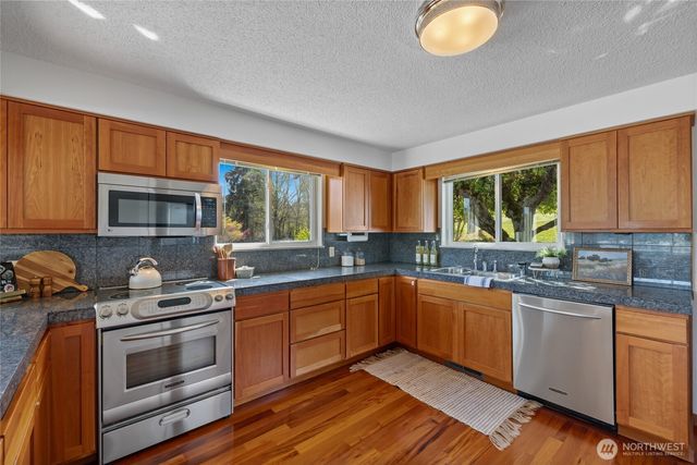 209 Bella Bella Drive, Fox Island, WA 98333