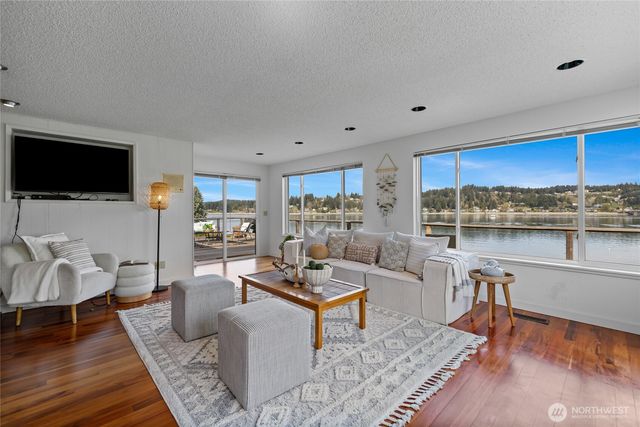 209 Bella Bella Drive, Fox Island, WA 98333