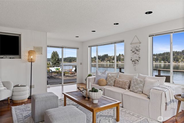 209 Bella Bella Drive, Fox Island, WA 98333