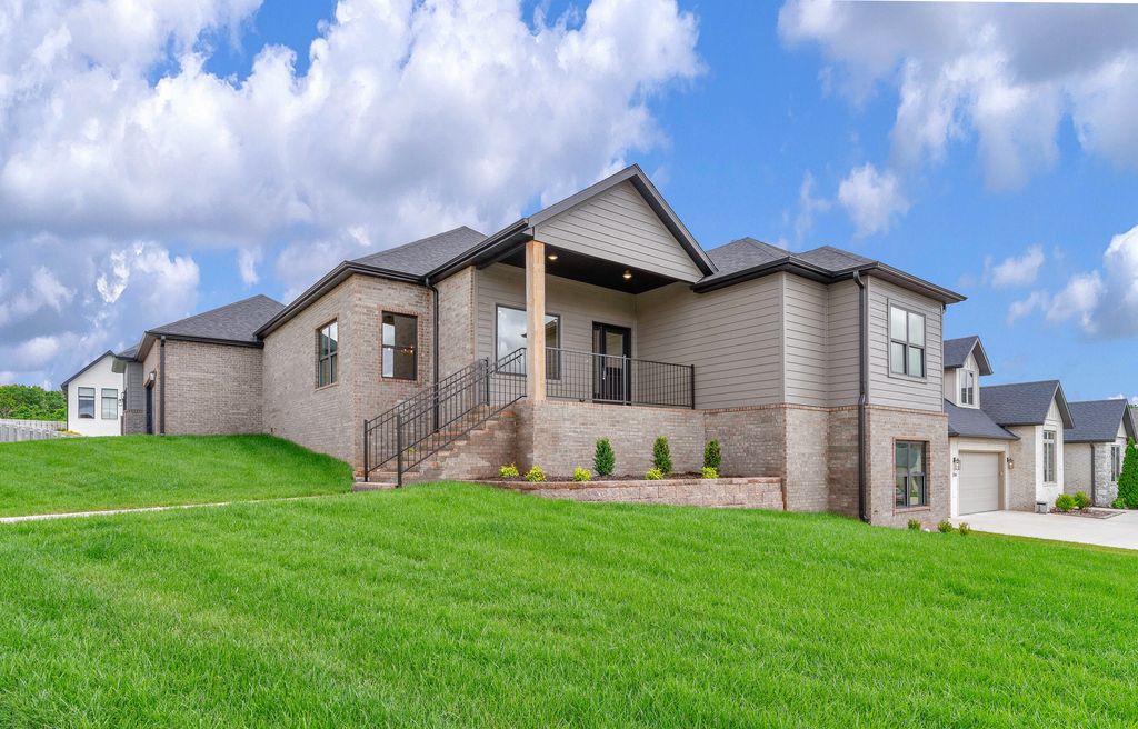 702 S Thornridge Drive, Springfield, MO 65809